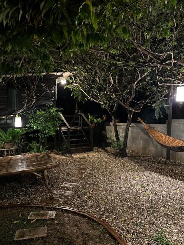 Сад в The Legend Homestay.