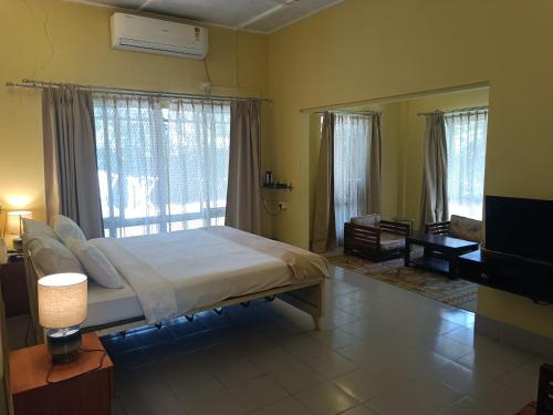 1 dormitorio con cama y ventana grande en Chai Seeds Resort, en Mākum