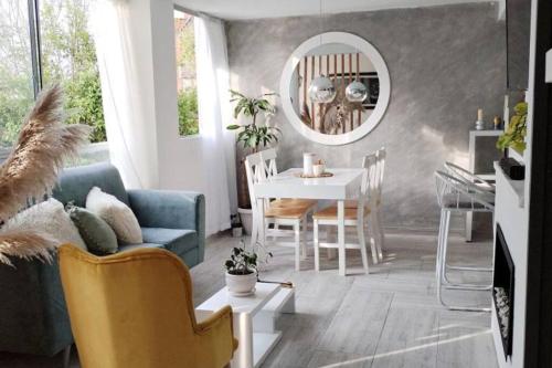 a living room with a blue couch and a table at Apartamento Manizales Colombia in Manizales