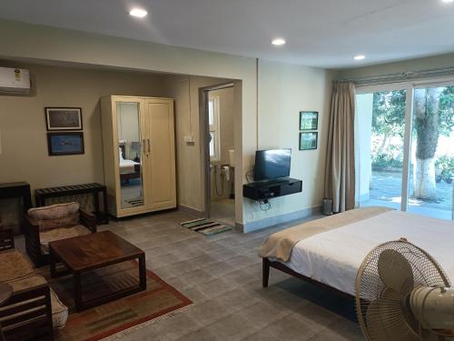 una camera con letto e un soggiorno con TV di Chai Seeds Resort a Mākum
