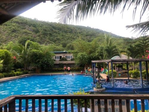 Vom Balkon eines Resorts genießen Sie Poolblick. in der Unterkunft Sevilleja's farm danglas abra in Bangued