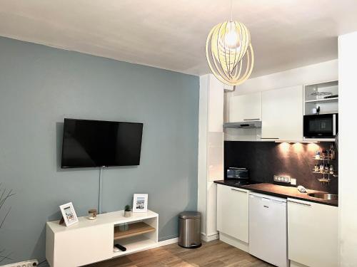 LE GEROUDIS - Studio centre ville - plage -clim