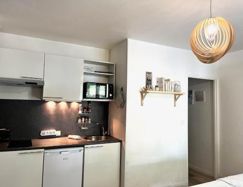 Photo de la galerie de l'établissement LE GEROUDIS - Studio centre ville - plage -clim, à La Grande Motte