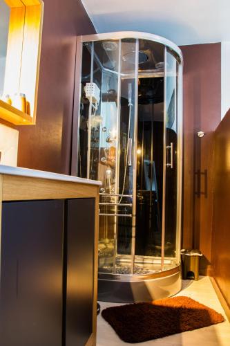 une grande armoire en verre dans une cuisine avec un tapis dans l'établissement L'Armourier, à Largentière