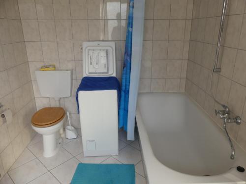 La petite salle de bains est pourvue de toilettes et d'une baignoire. dans l'établissement Warthe - Mitten in der Natur, à Warthe