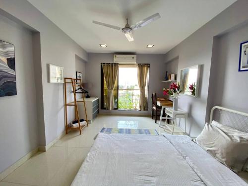 Postel nebo postele na pokoji v ubytování Westside 2 BHK Condo with Balcony at Chapel Road Bandra West by Connekt Homes