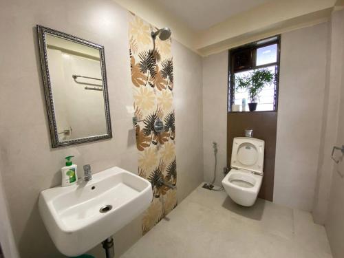 Koupelna v ubytování Westside 2 BHK Condo with Balcony at Chapel Road Bandra West by Connekt Homes