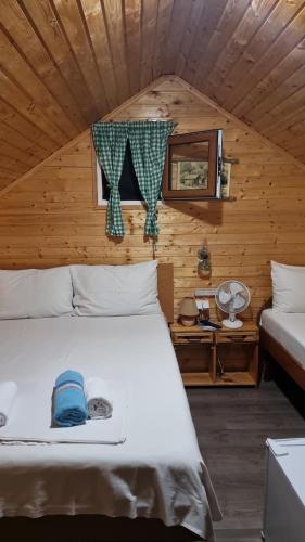 Livari的住宿－Livari Viewpoint，木制客房内的一间白色床卧室