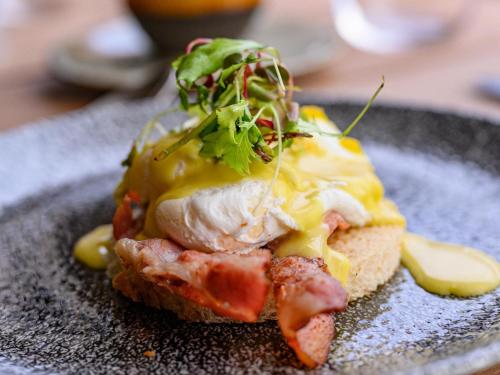 un pezzo di pane con carne e formaggio su un piatto di Madwaleni River Lodge - Babanango Game Reserve a Ulundi