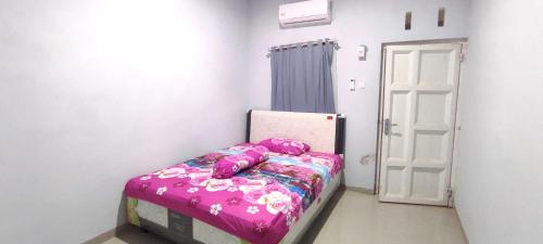Giường trong phòng chung tại OYO 93167 Penginapan Noval