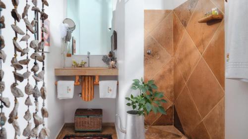 un baño con ducha y lavabo en Araxá Pousada, en Jericoacoara
