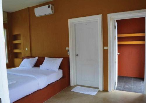 Postel nebo postele na pokoji v ubytování World Cat Beach & Resort เวิลด์แคท บีช แอนด์ รีสอร์ท