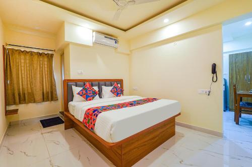 FabHotel Happy Home Stays في بانغالور: غرفة نوم بسرير في غرفة