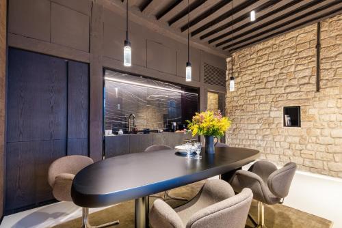 une salle à manger avec une table et des chaises noires dans l'établissement Sweett - Quai Bourbon, à Paris