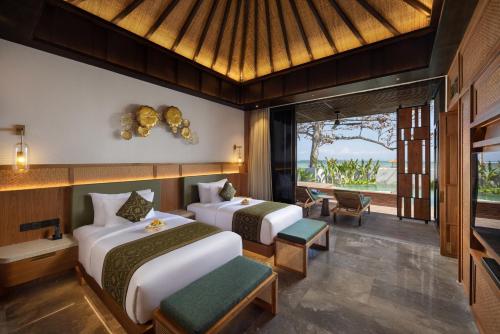 1 dormitorio con 2 camas y ventana en Sumitra Luxury Villas A Pramana Experience, en Sanur