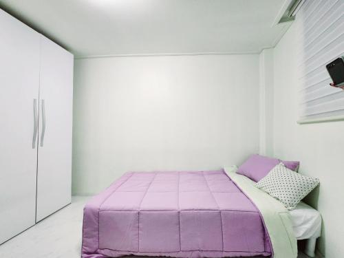 سرير أو أسرّة في غرفة في k histay jongan