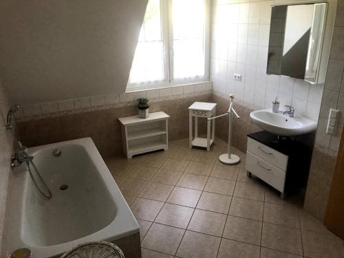 y baño con bañera y lavamanos. en Room in Apartment - Haus Im Grunen House in the green, en Neuzelle