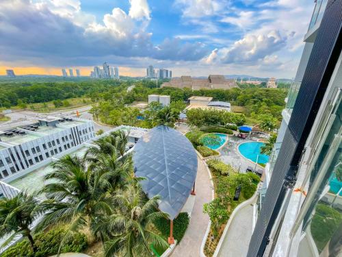 una vista aérea de un complejo con piscina y palmeras en Almas Suite by Nest Home【Puteri Harbour & LEGOLAND】, en Nusajaya