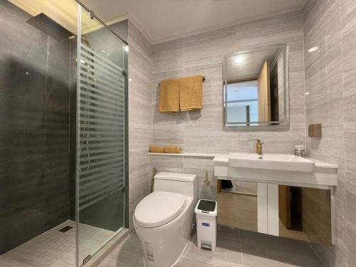 ein Bad mit einem WC, einem Waschbecken und einer Dusche in der Unterkunft Room at Pattaya, Jomtien Beach in Jomtien Beach