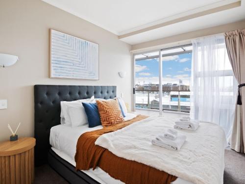 Gulta vai gultas numurā naktsmītnē Waterfront Highview Apartment - Princes Wharf