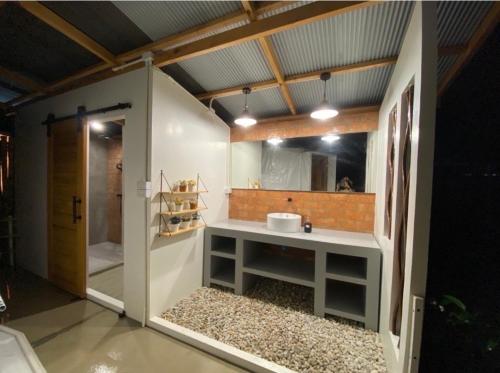 La petite salle de bains est pourvue d'un lavabo et d'un miroir. dans l'établissement ภูเพียงพอ ณ เชียงราย, à Chiang Rai