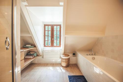 AuthenayにあるVILLA ROMANのバスルーム(大型バスタブ、窓付)