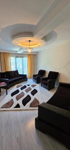 salon z kanapami i dywanem krowim w obiekcie Sırel Plaza w mieście Nigde