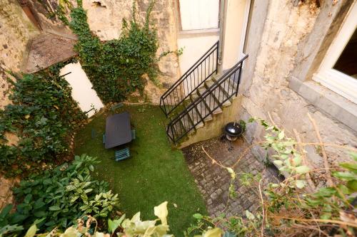 una vista aérea de un jardín junto a un edificio en "La Revenderie", appartement calme sur cour privative, hyper centre de Nevers by PRMO C0NCIERGERIE, en Nevers