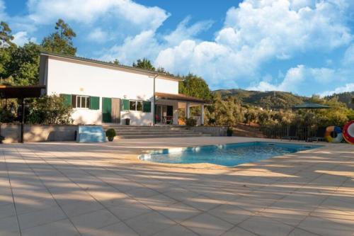 a house with a swimming pool in a yard at Casa Toupeira in Folques
