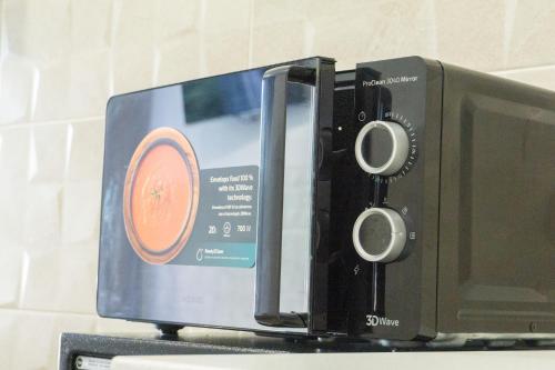 una radio y un monitor en un estante en Apartamentos La Ruta en Calpe
