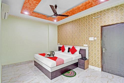 una camera con letto e ventilatore a soffitto di Collection O 87025 Pink House a Madhyamgram