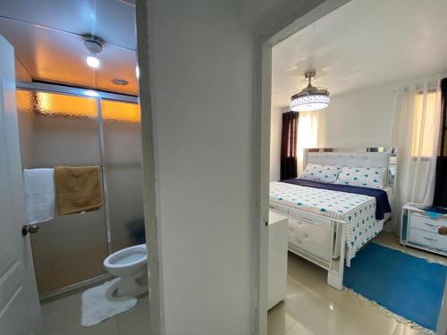 Habitación blanca con cama y aseo en Elegant 3 bed apartment in Santiago DR, en Santiago de los Caballeros