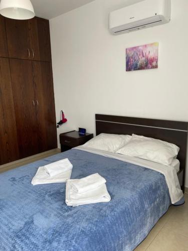 1 dormitorio con 1 cama con 2 toallas en Cyprus Penelope en Lárnaca