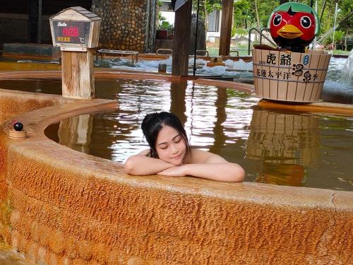 Eine Frau, die im Wasser liegt. in der Unterkunft Hoya Spa Hotel in Ruisui