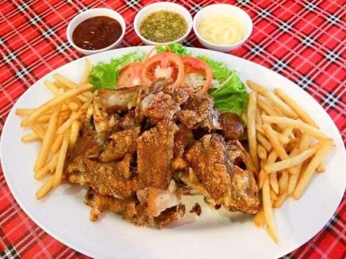 Makanan di atau berdekatan hotel