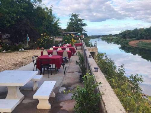 Permandangan sungai dekat dengan hotel