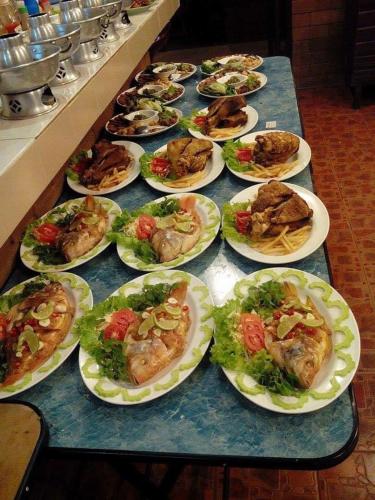 Makanan di atau berdekatan hotel