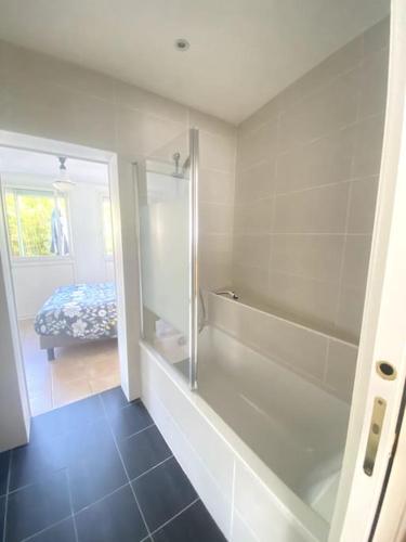 La salle de bains est pourvue d'une douche à l'italienne et d'une baignoire. dans l'établissement Au coeur du Croisic notre havre de paix, au Croisic