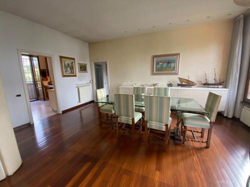 a dining room with a glass table and chairs at Casa Ila in Florence