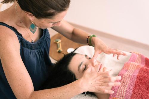 una mujer le está dando un masaje a una mujer en LES CHARMES en Jugy