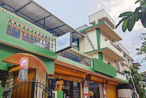 un edificio con 2 balcones en la parte superior. en Super OYO Pravin Holiday Homes, en Calangute