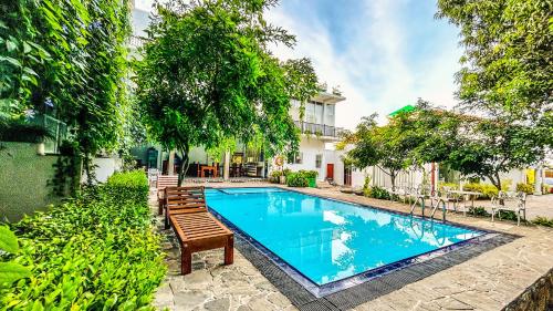 Bazén v ubytování Salubrious Resort nebo v jeho okolí