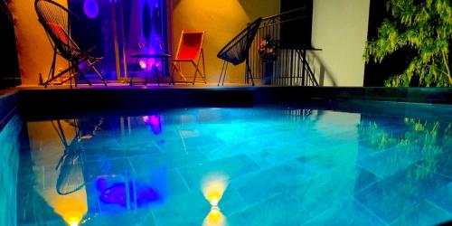 Bazén v ubytování LOVE ROOM Morbihan BRETAGNE L'Expérience Enchanteresse nebo v jeho okolí