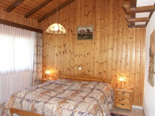 グレヘンにあるMetropol Bの木製の壁のベッドルーム1室