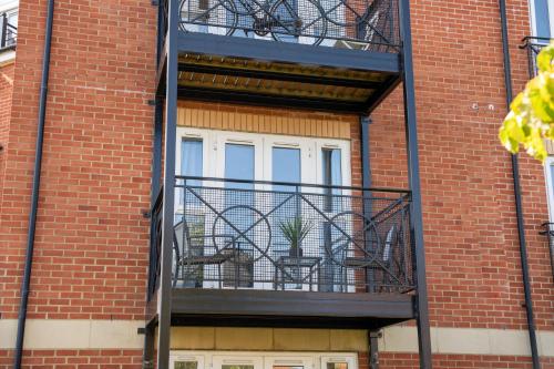 Balkón nebo terasa v ubytování Charming New 2 BR 4 BDS Flat Contractors&Leisure - Bedford Hospital & Train Station inc Parking Wifi
