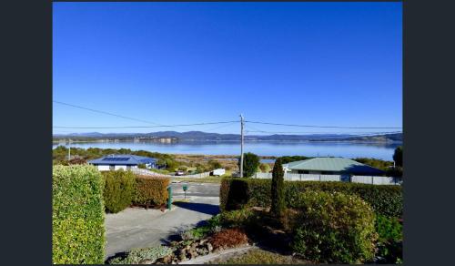 a view of a body of water from a house at Kiama Cottage beside the Bay in St Helens