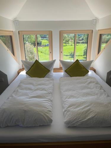 1 Schlafzimmer mit 2 weißen Betten und Fenstern in der Unterkunft Scherauer Hof in Leinburg