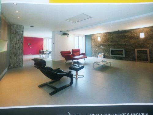 een woonkamer met 2 stoelen en een bank bij Loft in Antwerpen