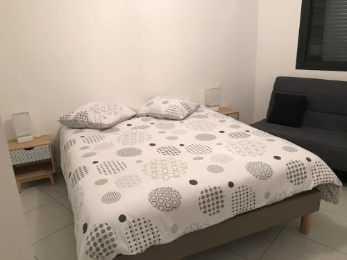 a white bed with pillows on it in a bedroom at Splendide T3 neuf au bord de la plage in Propriano