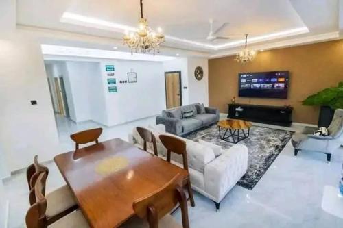 sala de estar con mesa y sofá en Turkana Flat apartment, en Nakuru